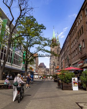 Nuremberg, Almanya, 21 Ağustos 2018. Bavyera 'daki eski şehrin tipik mimari kompleksi. İnsanlar güzel sokaklara gider.