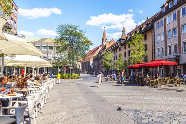 Nuremberg, Almanya, 21 Ağustos 2018. Güzel şehir manzarası. İnsanlar eski kasabadaki tipik bir kafede yiyip dinleniyorlar.