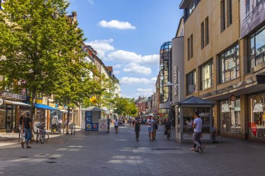Nuremberg, Almanya, 21 Ağustos 2018. Bavyera 'daki eski şehrin tipik mimari kompleksi. İnsanlar güzel sokaklara gider.