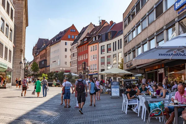 2018年8月21日 德国纽伦堡 美丽的城市风景 在老城区 人们在典型的咖啡馆里吃饭和休息 — 图库照片