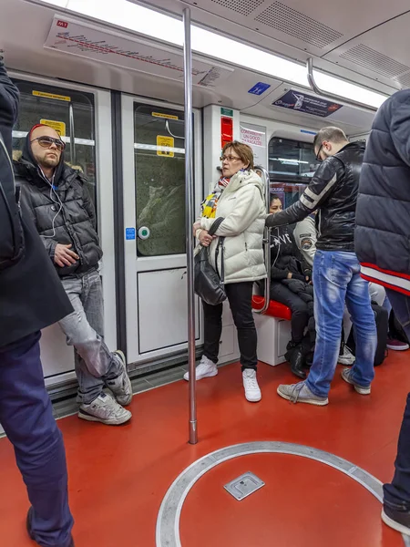 Mailand Italien Februar 2020 Menschen Fahren Bahn Wagen — Stockfoto