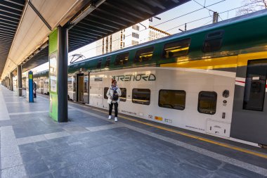 Milan, İtalya, 12 Şubat 2020. Cadorna İstasyonu 'nun yakınındaki bölgesel tren.