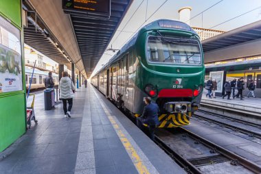 Milan, İtalya, 12 Şubat 2020. Cadorna İstasyonu 'nun yakınındaki bölgesel tren.