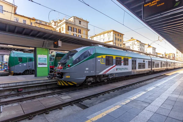 ミラノ イタリア 2020年2月12日 カドーナ駅のホーム近くの地域列車 — ストック写真