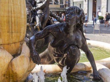 Nuremberg, Almanya, 22 Ağustos 2018. Modern Evlilik Atlıkarınca Çeşmesi (Nrnberger Ehekarussel)