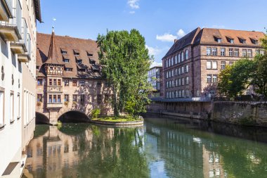 Nuremberg, Almanya, 22 Ağustos 2018. Güzel şehir manzarası. Eski binalar kanalın suyuna yansıyor.