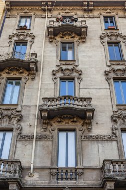 Milan, İtalya, 12 Şubat 2020. Tarihi bir binadaki tipik mimari detaylar