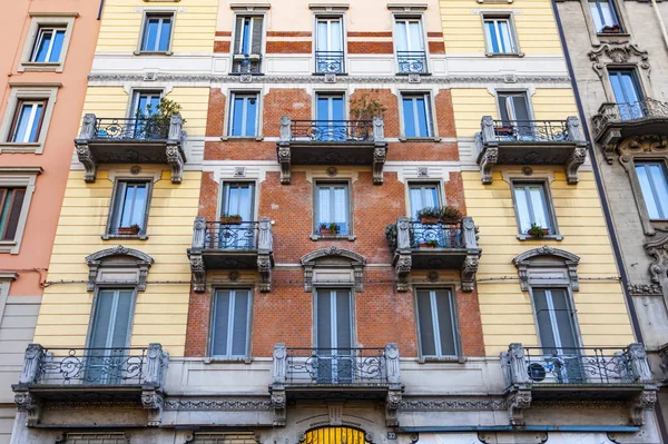 Mediolan Włochy Lutego 2020 Typowe Detale Architektoniczne Budynku Zabytkowym Budynku — Zdjęcie stockowe