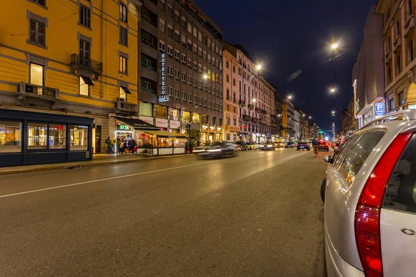 Mediolan Włochy Lutego 2020 Ulica Handlowa Centrum Miasta Oświetleniu Wieczornym — Zdjęcie stockowe