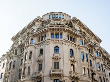 Milan, İtalya, 12 Şubat 2020. Tarihi bir binadaki tipik mimari detaylar