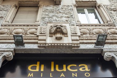 Milan, İtalya, 12 Şubat 2020. Tarihi bir binadaki tipik mimari detaylar