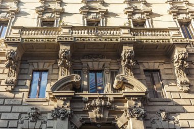 Milan, İtalya, 12 Şubat 2020. Tarihi bir binadaki tipik mimari detaylar