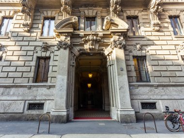 Milan, İtalya, 12 Şubat 2020. Tarihi bir binadaki tipik mimari detaylar