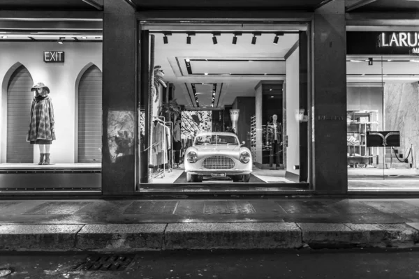 Milão Itália Fevereiro 2020 Rua Comercial Centro Cidade Iluminação Noite — Fotografia de Stock