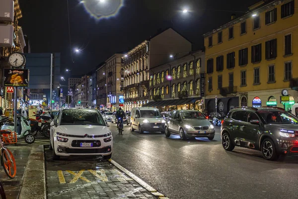 Milão Itália Fevereiro 2020 Rua Comercial Centro Cidade Iluminação Noite — Fotografia de Stock