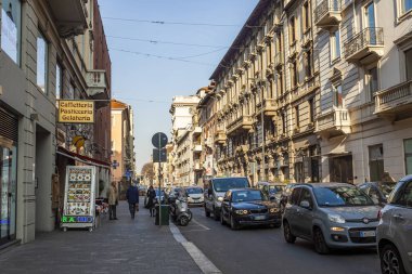 Milan, İtalya, 12 Şubat 2020. Tarihi bir binada tipik şehir manzarası. Arabalar kaldırımın kenarına park edilmiş.