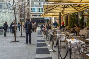 Milan, İtalya, 12 Şubat 2020. Tarihi şehirde çekici bir kafe. Kaldırım masaları ziyaretçileri bekliyor.