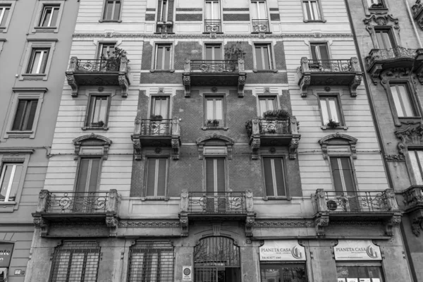Μιλάνο Ιταλία Φεβρουαρίου 2020 Τυπικές Αρχιτεκτονικές Λεπτομέρειες Ενός Κτιρίου Ένα — Φωτογραφία Αρχείου