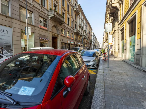 Milán Italia Febrero 2020 Típica Vista Urbana Edificio Histórico Coches —  Fotos de Stock