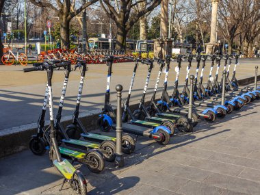 Milan, İtalya, 12 Şubat 2020. Şehrin caddesinde elektrikli scooter kiralama