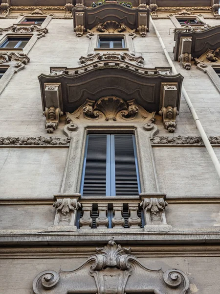 Milão Itália Fevereiro 2020 Detalhes Arquitetônicos Típicos Edifício Uma Área — Fotografia de Stock