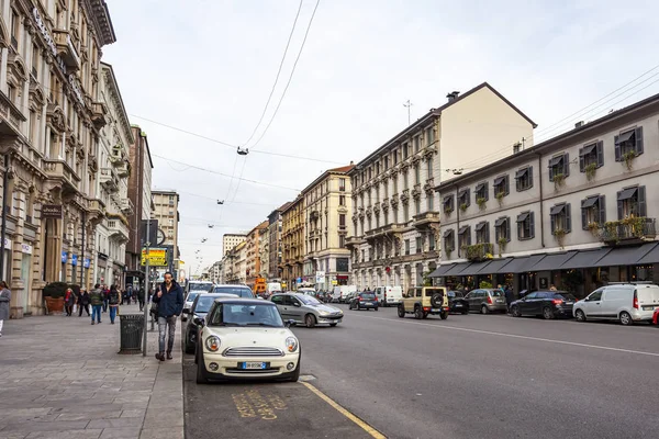 Μιλάνο Ιταλία Φεβρουαρίου 2020 Τυπική Αστική Άποψη Ιστορικό Κτίριο Αυτοκίνητα — Φωτογραφία Αρχείου