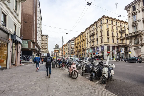 意大利米兰 2020年2月12日 历史建筑区典型的城市景观 停在人行道附近的汽车和自行车 — 图库照片