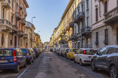 Milan, İtalya, 12 Şubat 2020. Tarihi bir binada tipik şehir manzarası. Arabalar ve bisikletler kaldırıma park edilmiş.