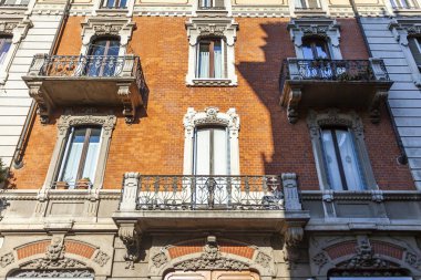 Milan, İtalya, 12 Şubat 2020. Tarihi bir binadaki tipik mimari detaylar