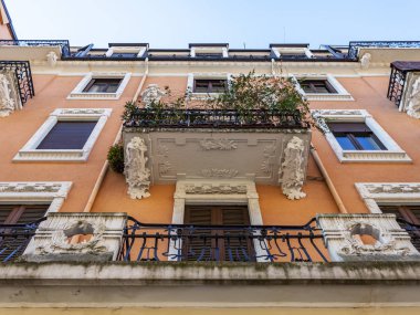 Milan, İtalya, 12 Şubat 2020. Tarihi bir binadaki tipik mimari detaylar