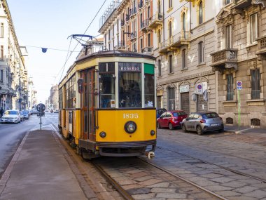 Milan, İtalya, 12 Şubat 2020. Şehir caddesinde klasik bir tramvay.