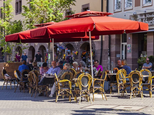 Nuremberg Alemanha Agosto 2018 Pessoas Têm Descanso Café Típico Cidade — Fotografia de Stock