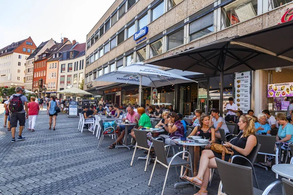 Nuremberg Alemania Agosto 2018 Gente Descansa Cafetería Típica Del Casco — Foto de Stock