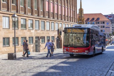 Nuremberg, Almanya, 22 Ağustos 2018. Şehirde bir otobüs dolaşıyor..