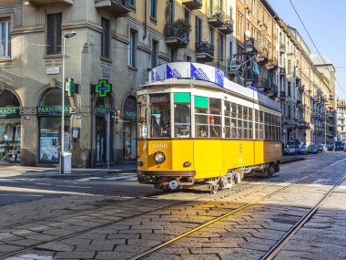 Milan, İtalya, 12 Şubat 2020. Şehir caddesinde klasik bir tramvay.