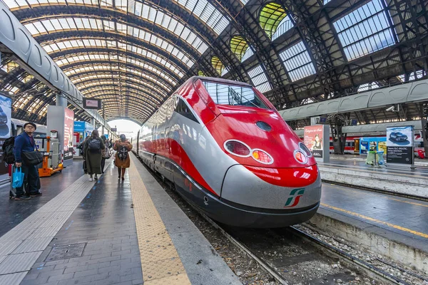 Milan Itálie Února2020 Vysokorychlostní Vlak Blízkosti Nástupiště Stanice Milano Centrale — Stock fotografie