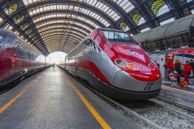 Milan, İtalya, 12 Şubat 2020. Milano Merkez İstasyonu 'nun yakınındaki yüksek hızlı tren.