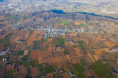 İtalya 'daki Alp dağlarının eteklerindeki resim gibi bir şehrin uçak penceresinden manzarası..