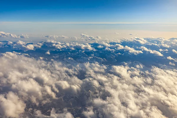 Gökyüzü Bulutlar Pencereden Uçak Görünümü — Stok fotoğraf