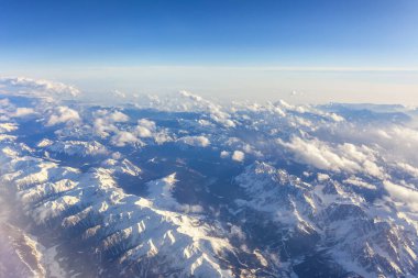 Gökyüzü ve bulutlar. Pencereden uçak görünümü