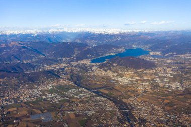 İtalya 'daki Alp dağlarının eteklerindeki resim gibi bir şehrin uçak penceresinden manzarası..