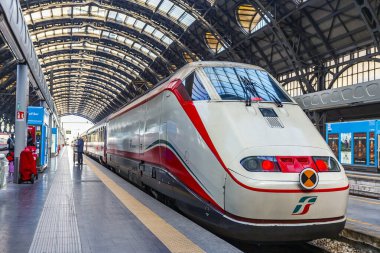 Milan, İtalya, 12 Şubat 2020. Milano Merkez İstasyonu 'nun yakınındaki yüksek hızlı tren.