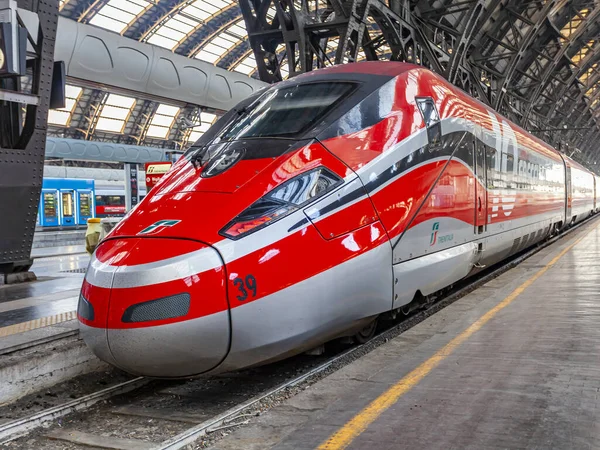 Milano Italien Februari 2020 Höghastighetståg Nära Plattformen För Milanos Centralstation — Stockfoto