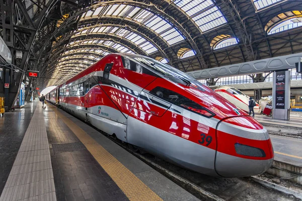 Milão Itália Fevereiro 2020 Comboio Alta Velocidade Perto Plataforma Estação — Fotografia de Stock