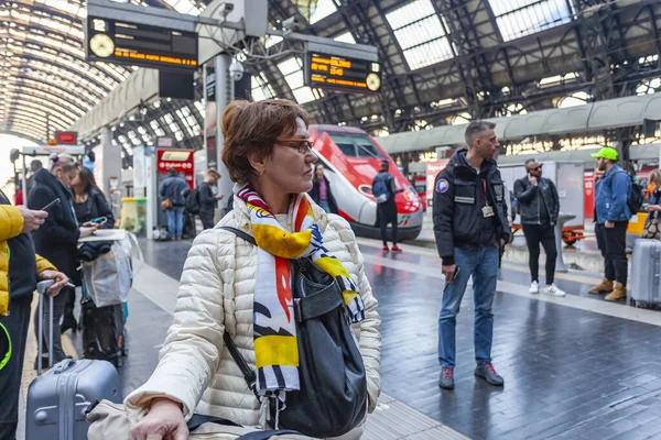 Milán Italia Febrero 2020 Los Pasajeros Esperan Trenes Plataforma Estación —  Fotos de Stock