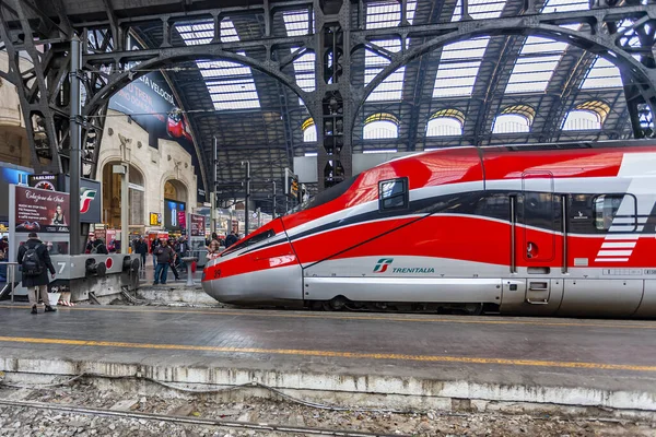 Milão Itália Fevereiro 2020 Comboio Alta Velocidade Perto Plataforma Estação — Fotografia de Stock