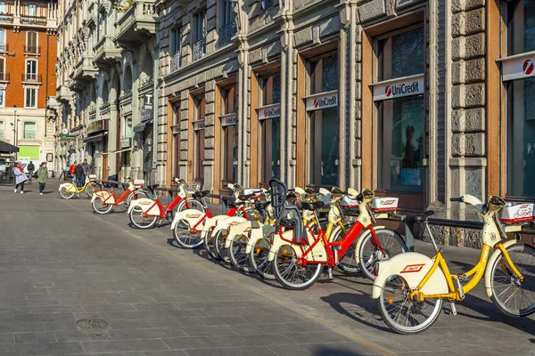 Milan Talya Şubat 2020 Şehir Caddesinde Bisiklet Kiralama — Stok fotoğraf