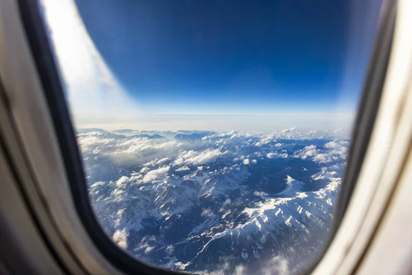 Vista Janela Avião Uma Paisagem Pitoresca Das Montanhas — Fotografia de Stock