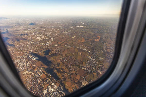 Vista Janela Avião Uma Cidade Pitoresca Sopé Dos Alpes Itália — Fotografia de Stock