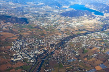 İtalya 'daki Alp dağlarının eteklerindeki resim gibi bir şehrin uçak penceresinden manzarası..
